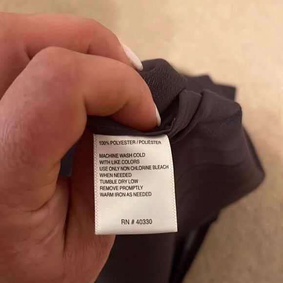 HAGGAR Navy Collared Short Sleeved Button Down. Size Large - Picture 8 of 9